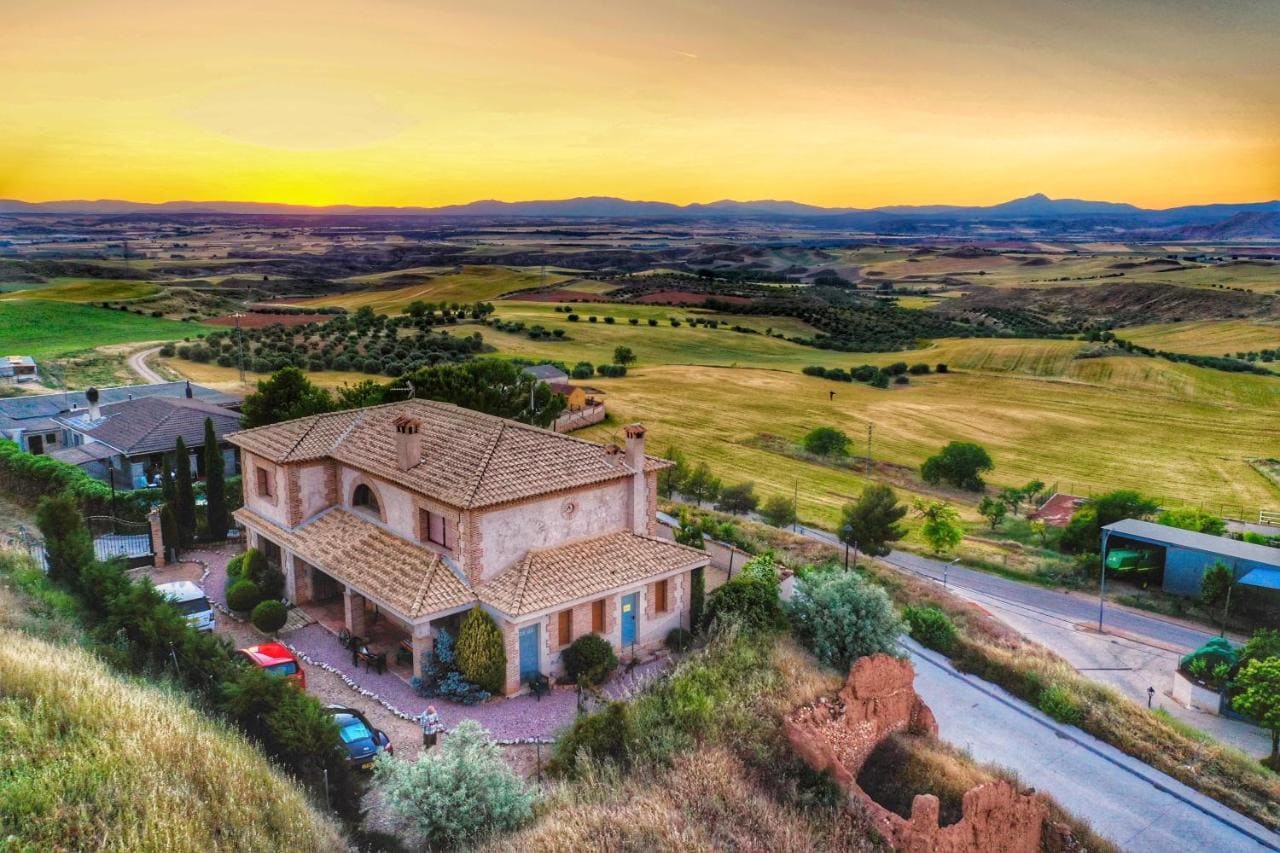 Casa Rural Eras de Pantrillar Entorno Vista Casa Desde Lejos Casa Rural El Paraíso de Brovales