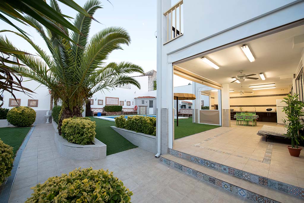 Casa rural manolin 1 porche jardines 00 vfkoby Casa Rural El Paraíso de Brovales